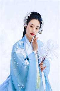 云中月雾里花